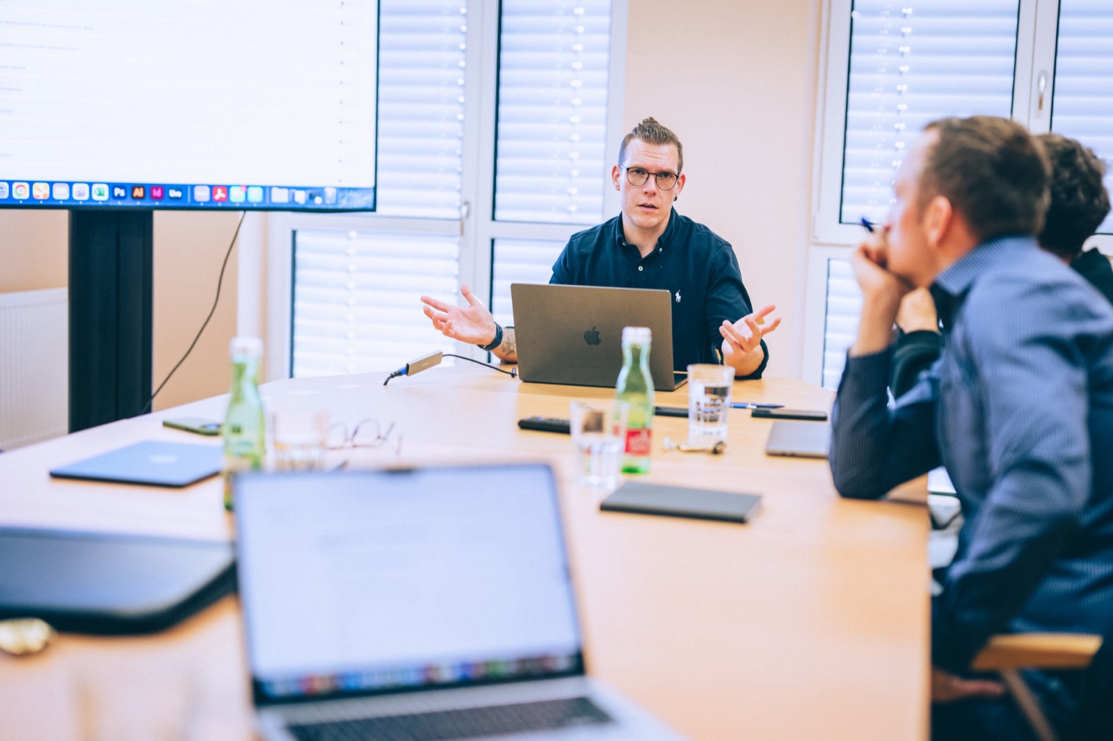 Harald Fischl, Geschäftsführer von maxonline, erklärt im Meeting die nächsten Schritte